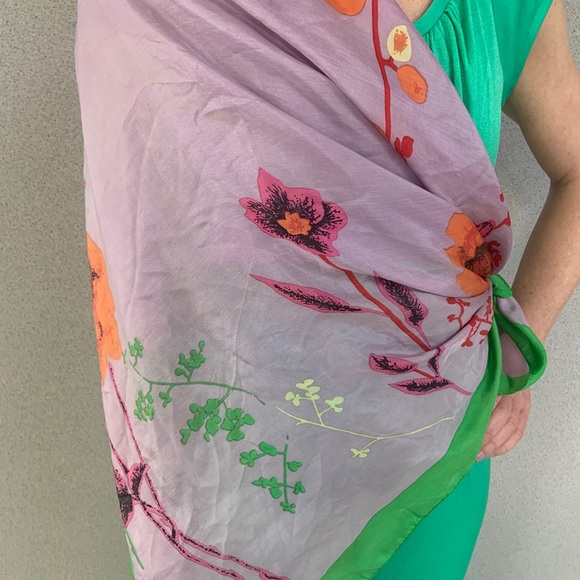 MANGO LARGE 39" x 39" square silk scarf glorious- floral garden print - Picture 6 of 6